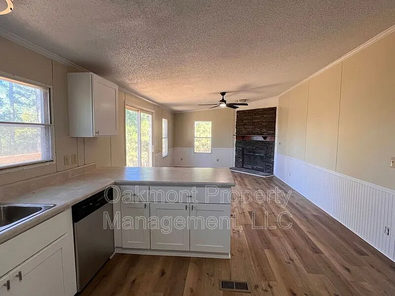 3 bed, 2.0 bath, 1780 sqft, $1,650 — Photo 3