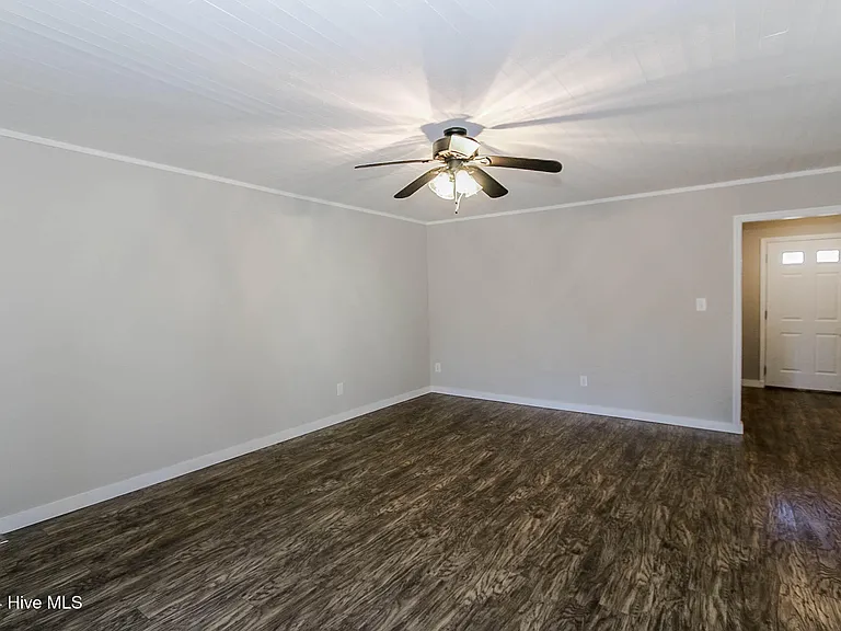 2901 Mandy Ln — Photo 15