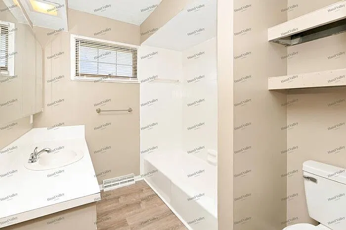 3 bed, 1.0 bath, 1008 sqft, $1,645 — Photo 4