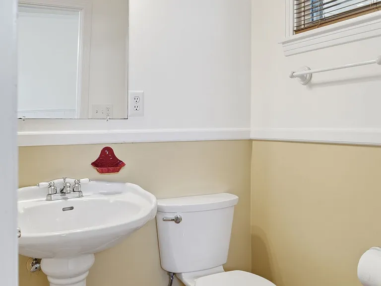 1301 Clarke St — Photo 13