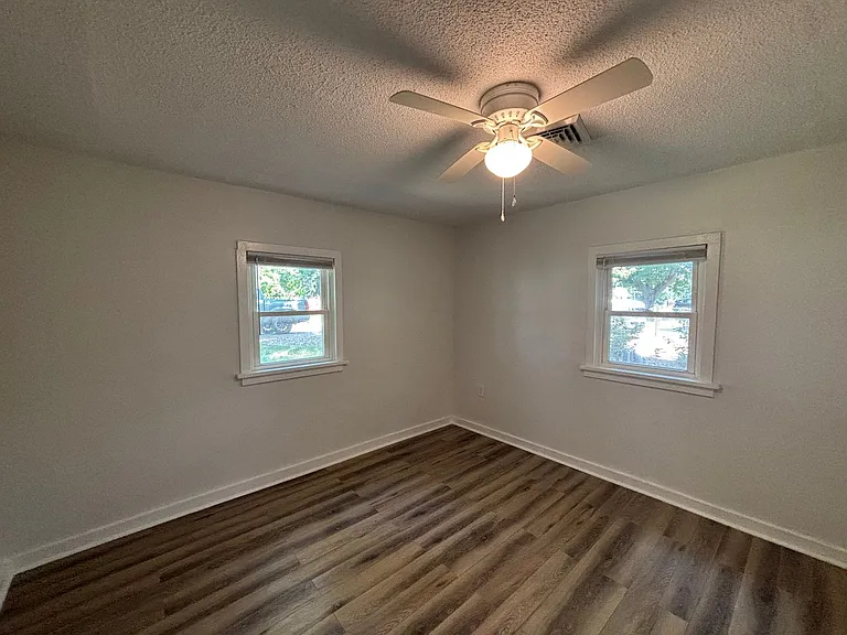 220 Parker Ln — Photo 8