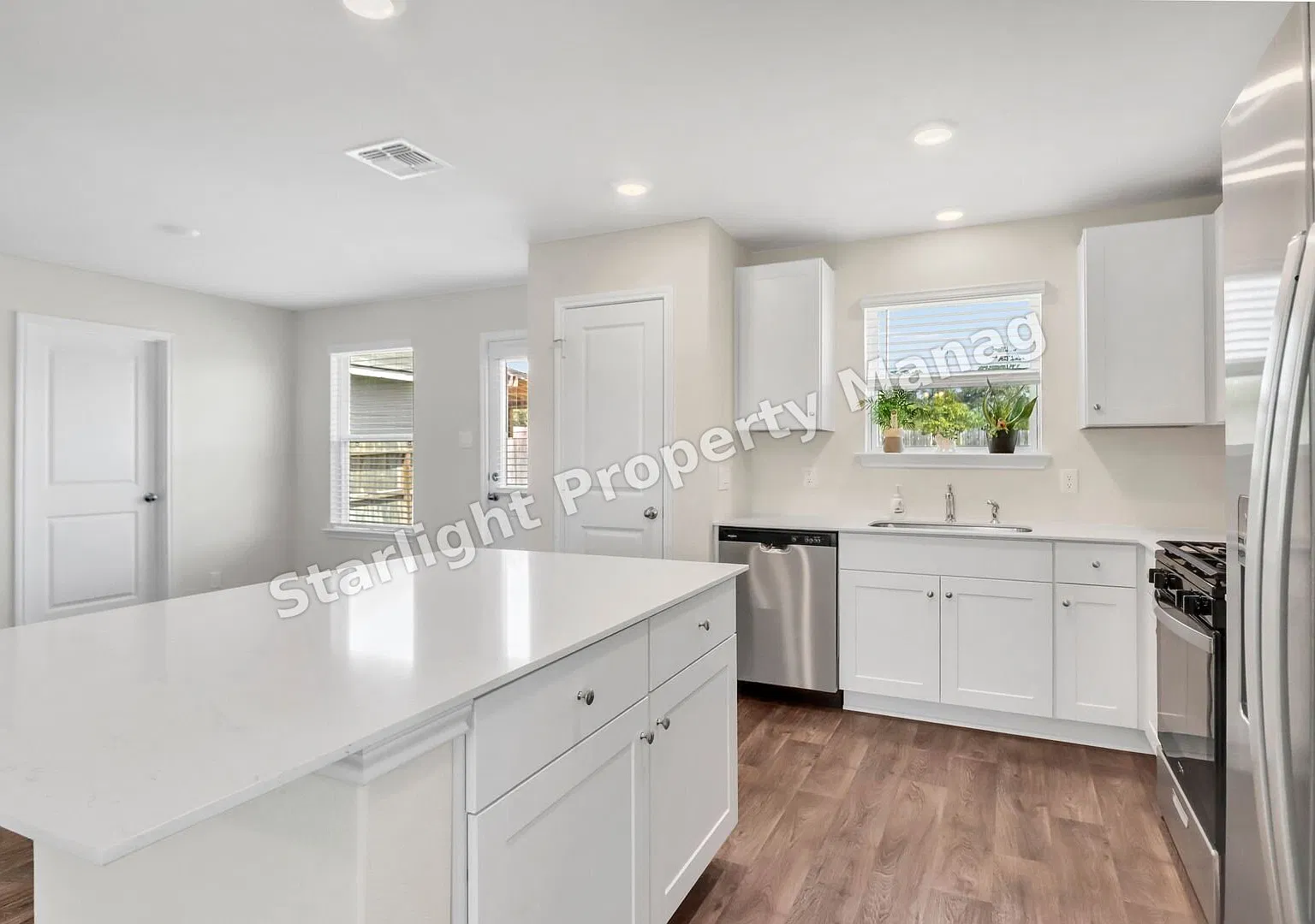 Charming 4-Bedroom Sanctuary in San Antonio with 2.5 Baths and Expansive Living Space! — Photo 4