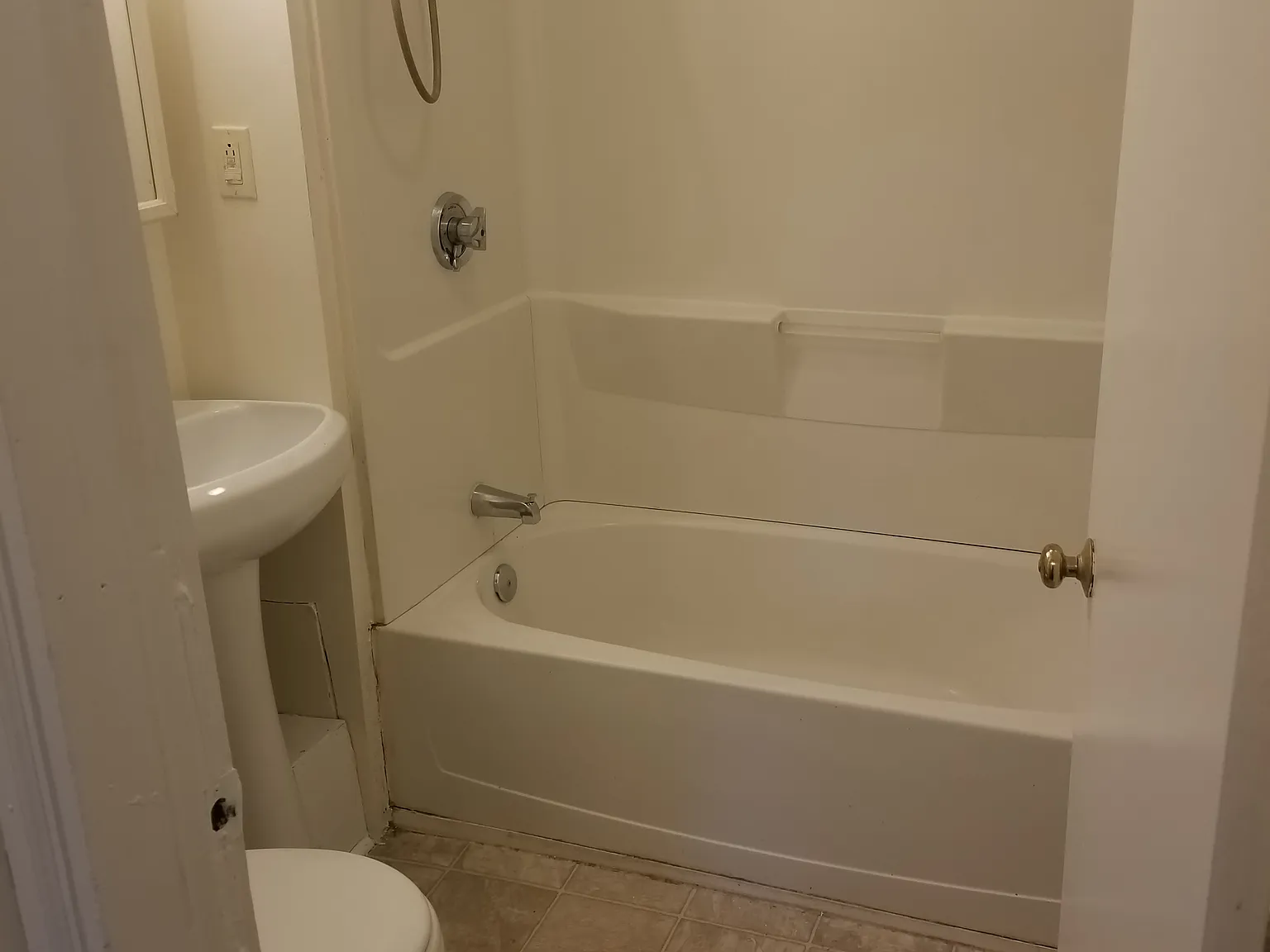 3 bed, 1000 sqft, $1,400 — Photo 3