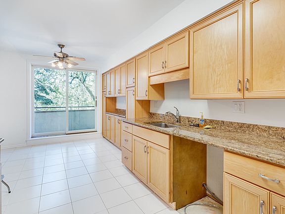 3rd image of 6400 N Cicero Ave APT 212