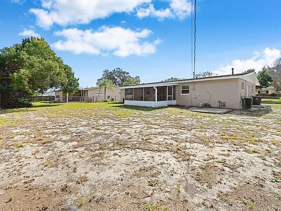 4th image of 940 Lois Ln