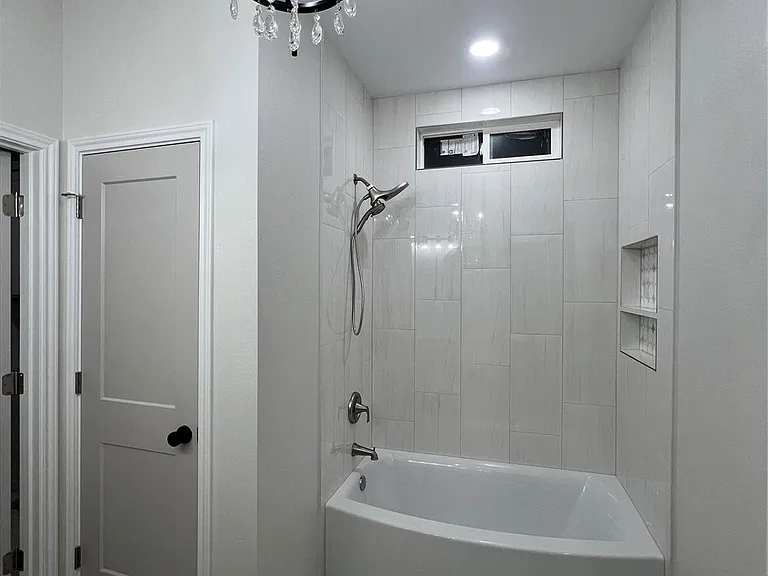817 Center St — Photo 24