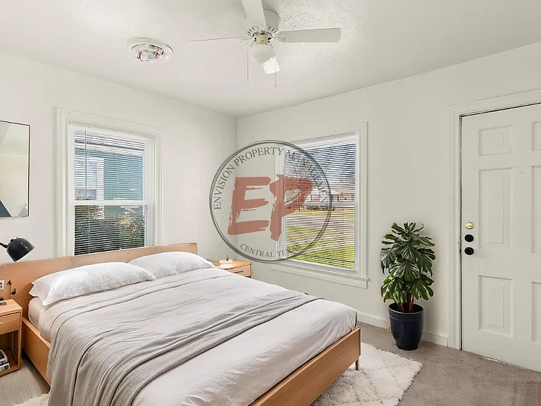 2712 Lyle Ave — Photo 11