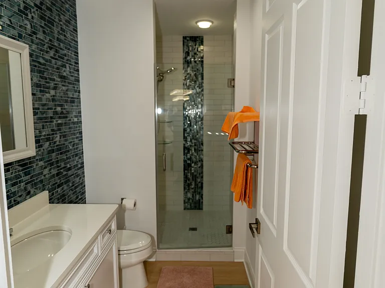 Guest Room (Bathroom)