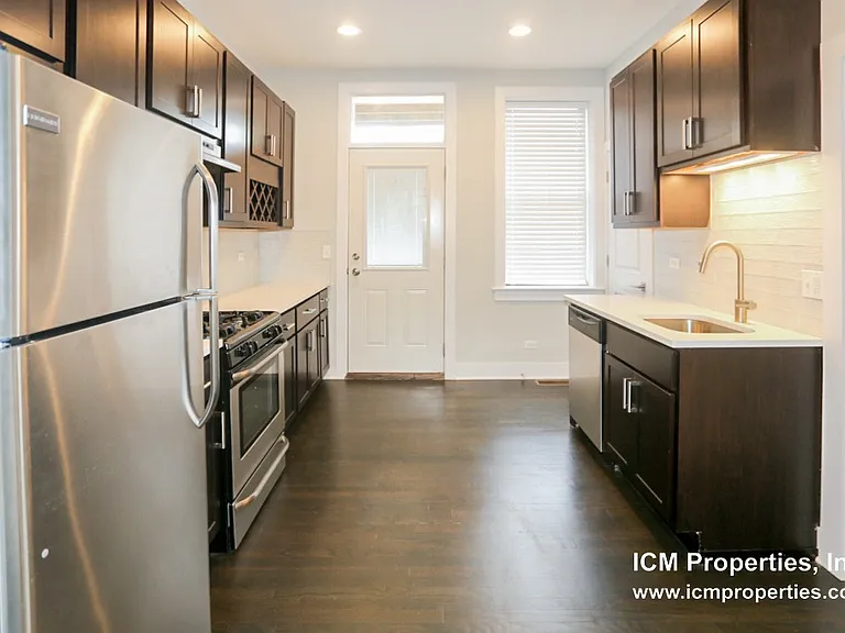 1942 W Nelson St #11EE — Photo 3