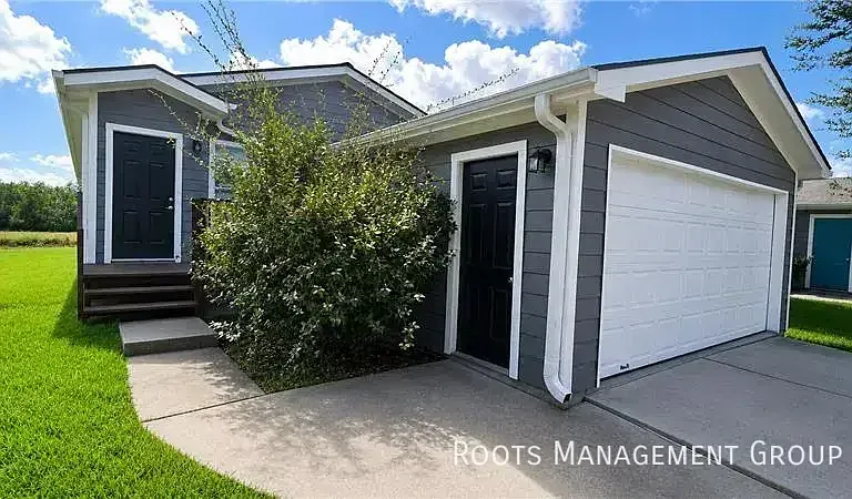 15923 Clarke Springs Dr #15923C — Photo 1