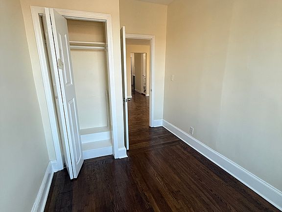 5th image of 2850 Randall Ave #2