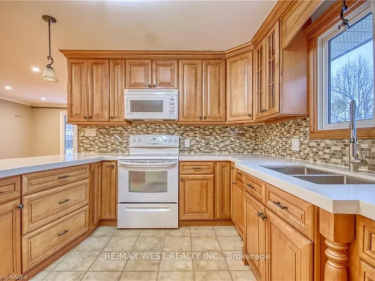 24 Bernadette Ct #MAIN FLOOR — Photo 10