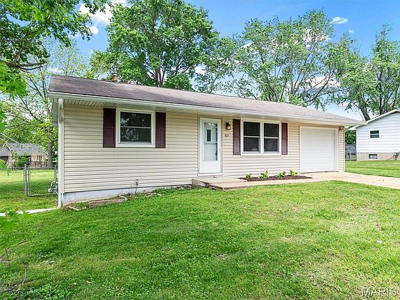 3rd image of 1877 Forest Ln
