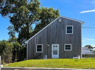 32 Seymour Dr, Shirley, NY