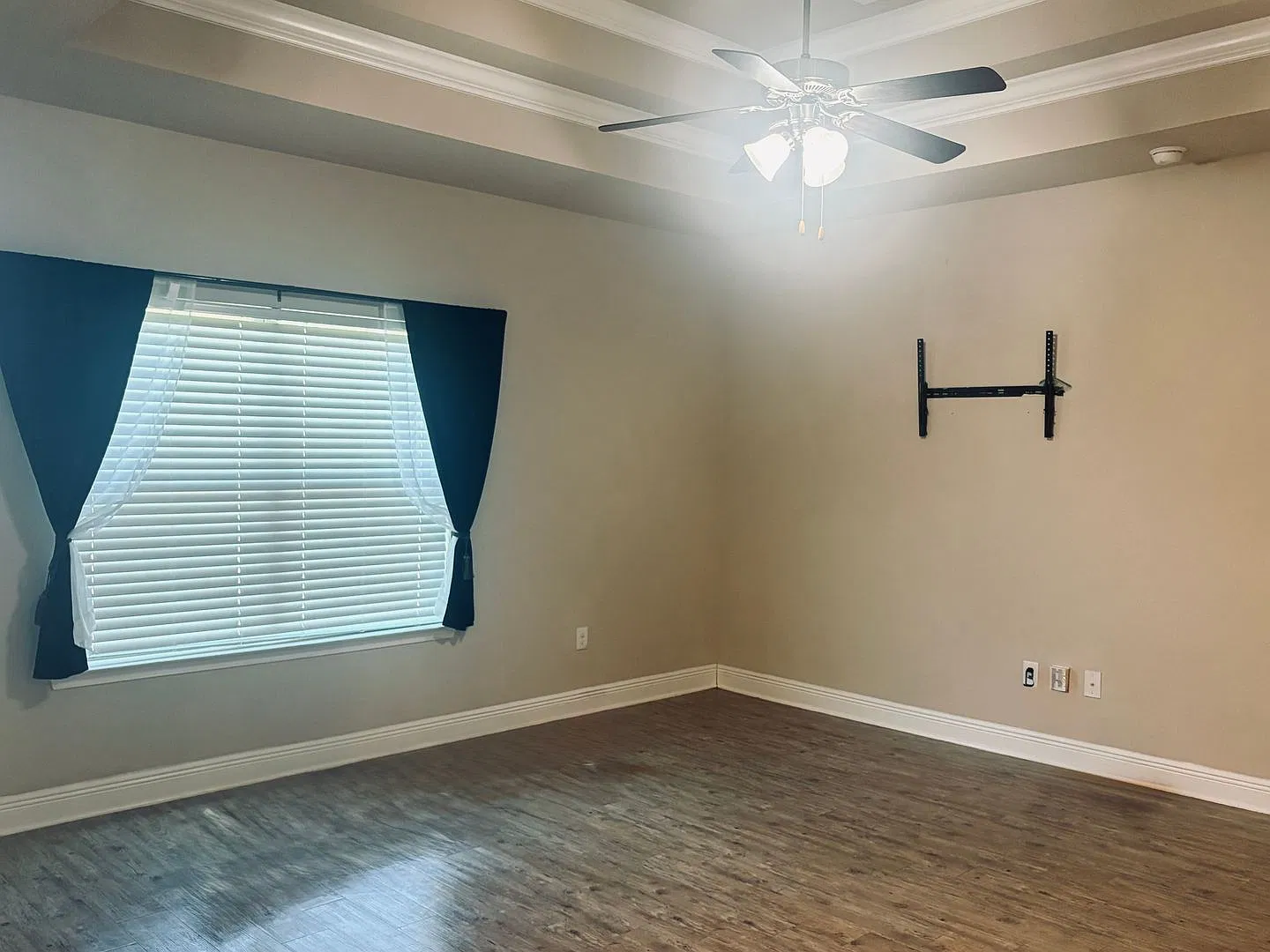 Spacious 4BR/2BA with Fenced Yard near NFCU — Photo 4