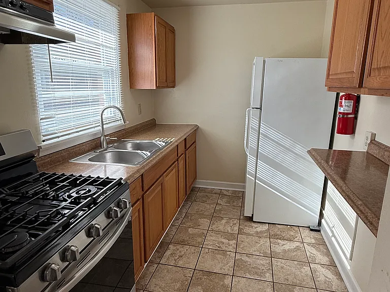 637 Hamilton St #B — Photo 10