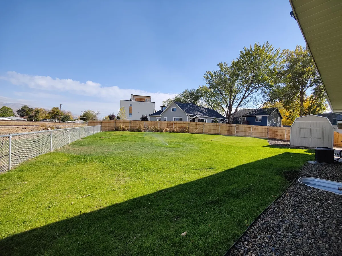 Building Photo - 1104 S Manor Dr
