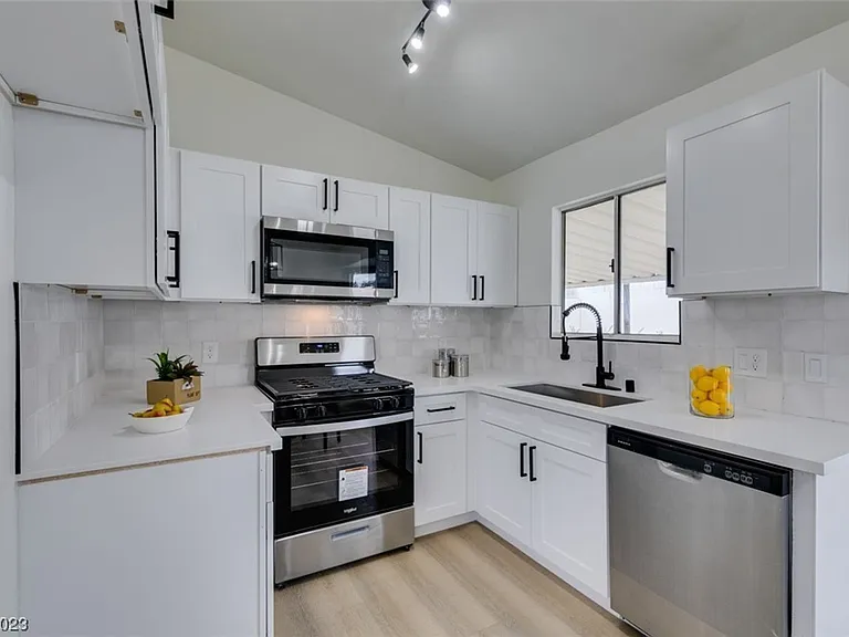 598 Jackson Dr — Photo 14