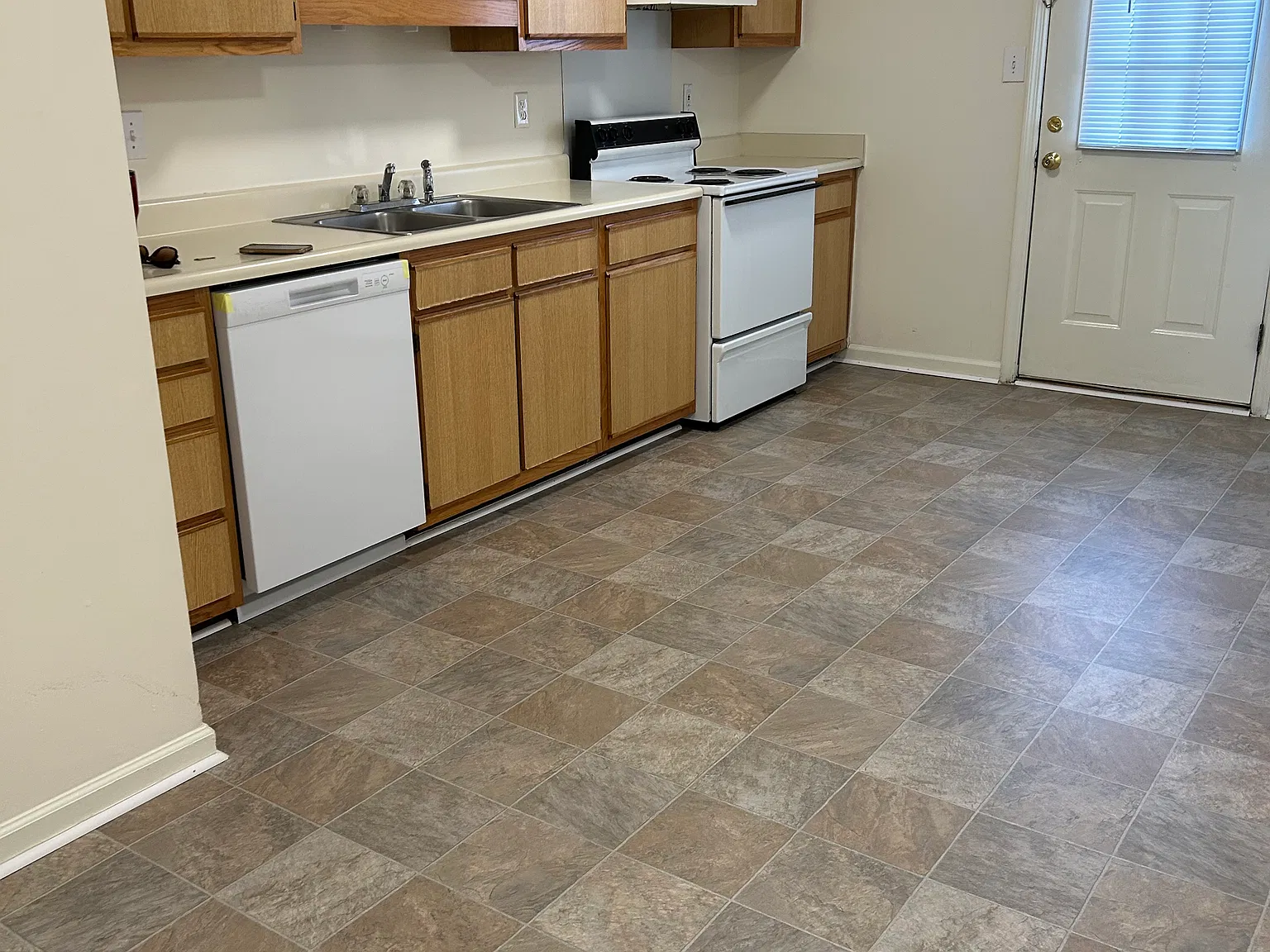 2 bed, 1000 sqft, $1,050 — Photo 2