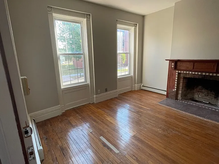 Living Room
Decorative, NON-Working Fireplace