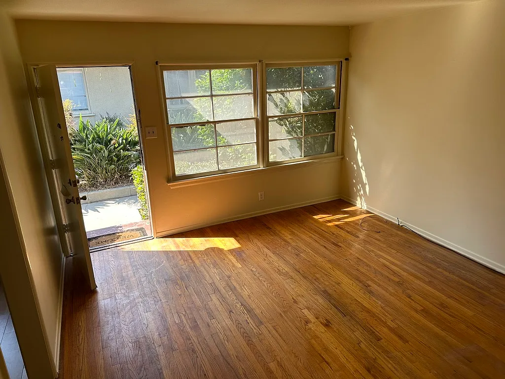 Entry/Living Room - 2454 Corinth Ave #1/2