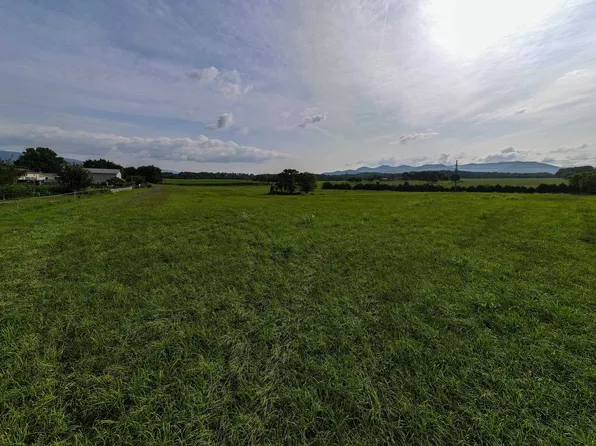 Marcus St, Shenandoah, VA 22849