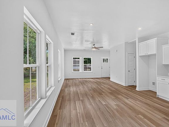 3rd image of 1096 Casey Rd NE