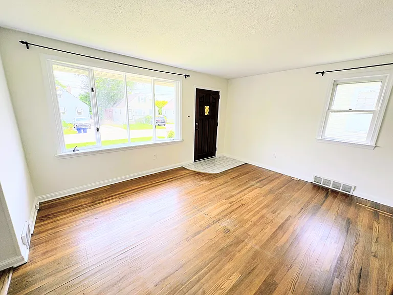 82 2nd Ave — Photo 3
