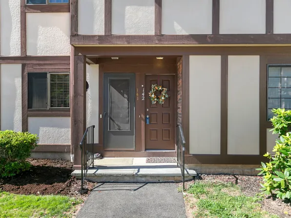 142 Foxwood Close #142, Milford, CT 06461