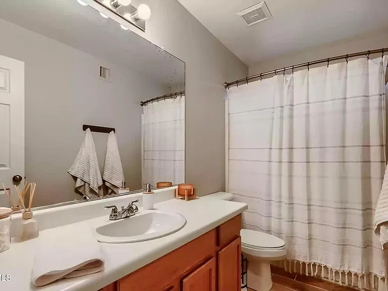 Guest Bath with shower/tub combo
