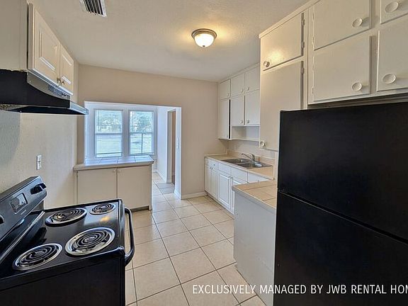 3rd image of 140 E 15th St