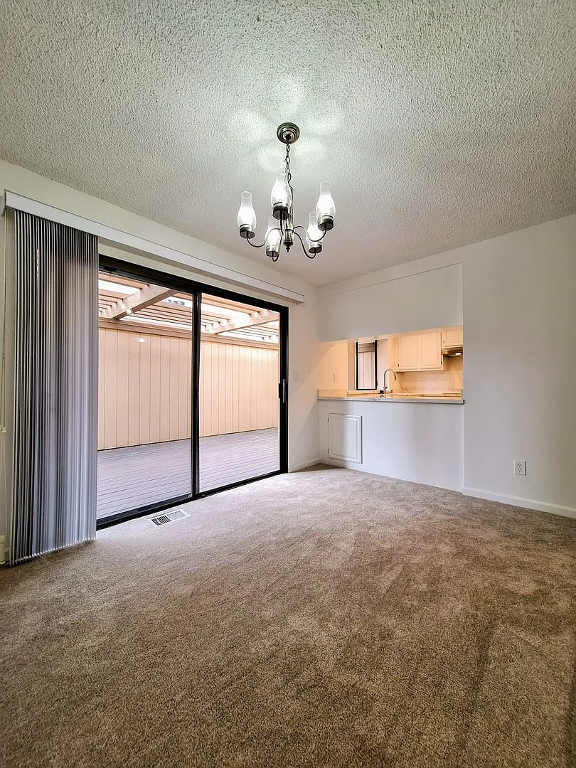 Remodeled 3bd 3-Story Townhouse With Attached Garage — Photo 3