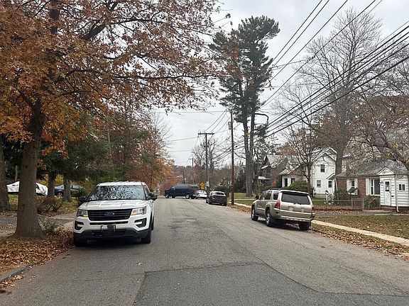 5th image of 392 Tremont Ave