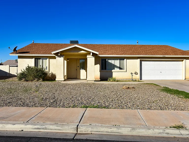 2866 S 30th Dr — Photo 2