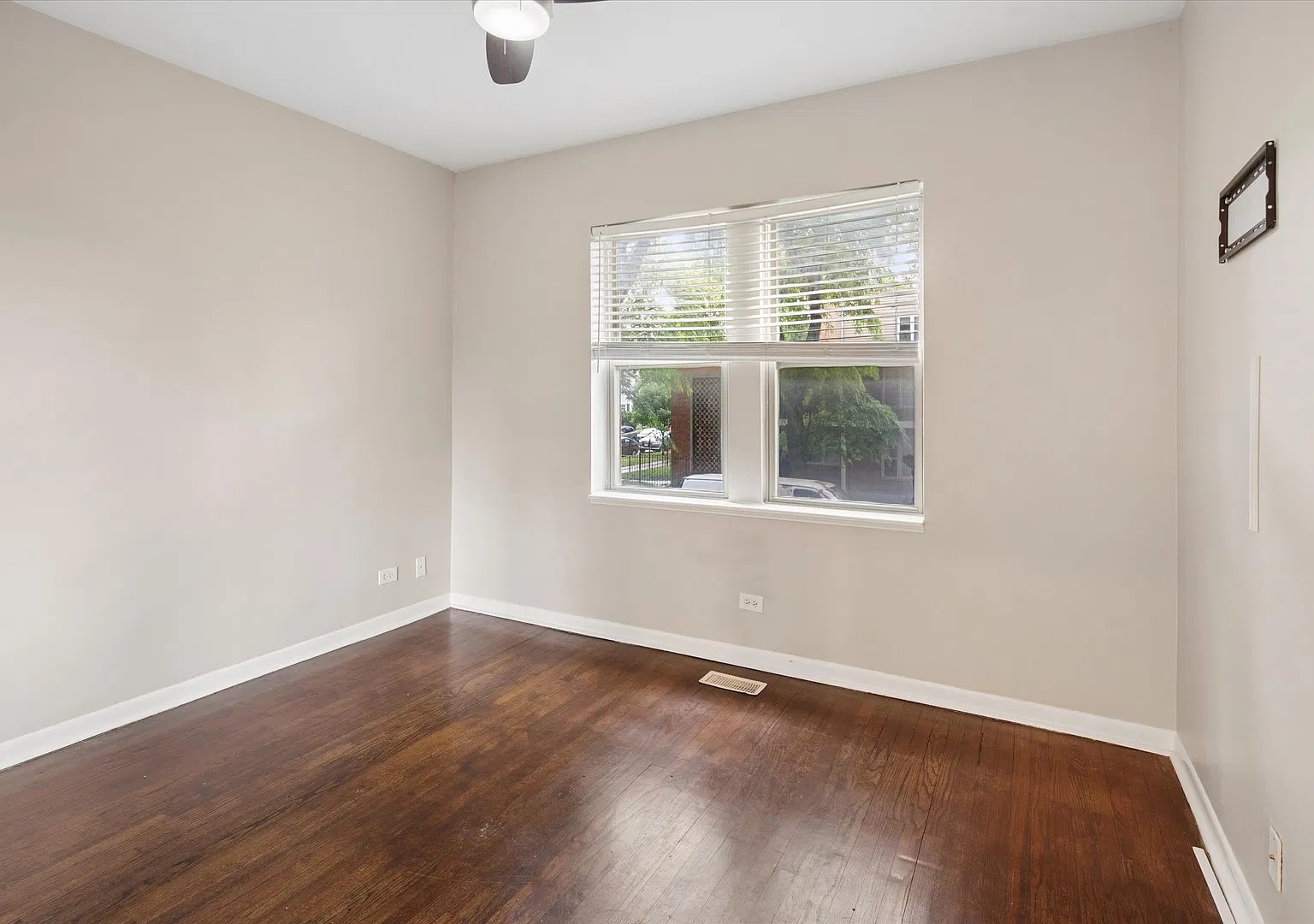 3 bed, 1100 sqft, $2,100 — Photo 3