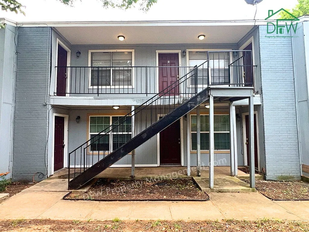 2 bed, 1.0 bath, 885 sqft, $1,170 — Photo 1