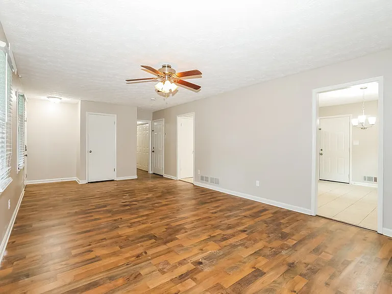 3872 Cloudland Dr — Photo 5