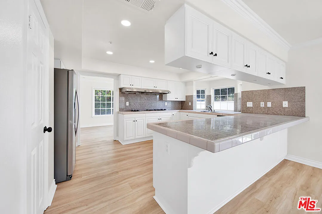 5 bed, 4.0 bath, 3162 sqft, $6,000 — Photo 3