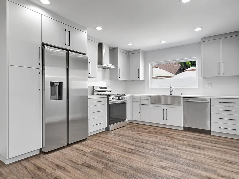 11611 Burbank Blvd — Photo 2