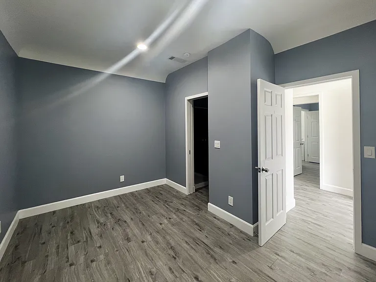1142 W 35th St #3 — Photo 20