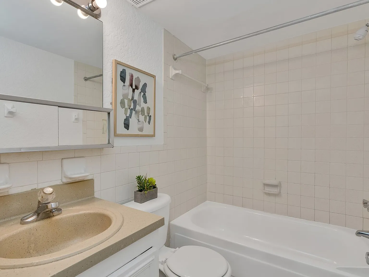 Midship Apartments — Photo 3
