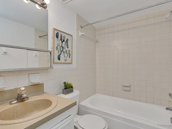 5th image of 13550 NE 10th Ave #1