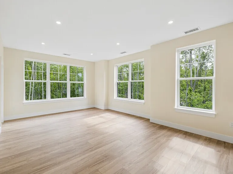 1BR, 1BA - 937SF - Living Room