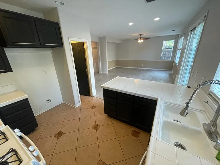 21 Anjou Cir — Photo 9