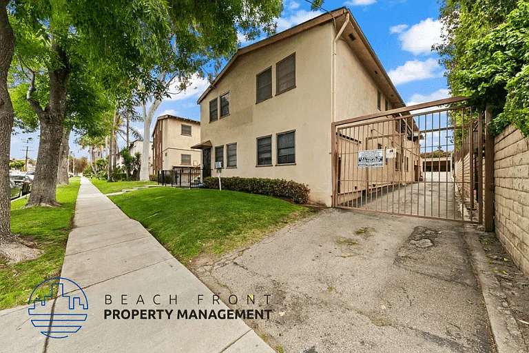 608 W. Hyde Park Blvd. — Photo 3