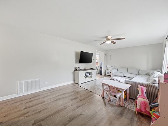 4th image of 3231 W 99th St