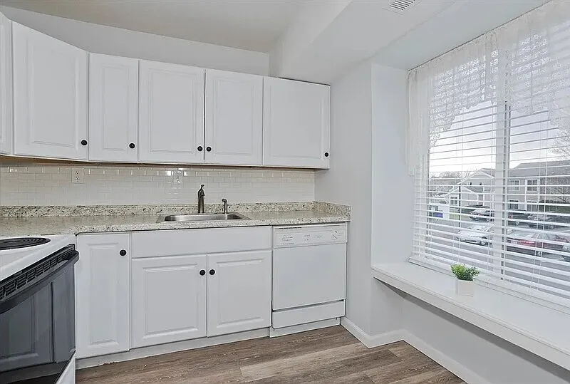 1 bed, 1.0 bath, 868 sqft, $1,320 — Photo 2