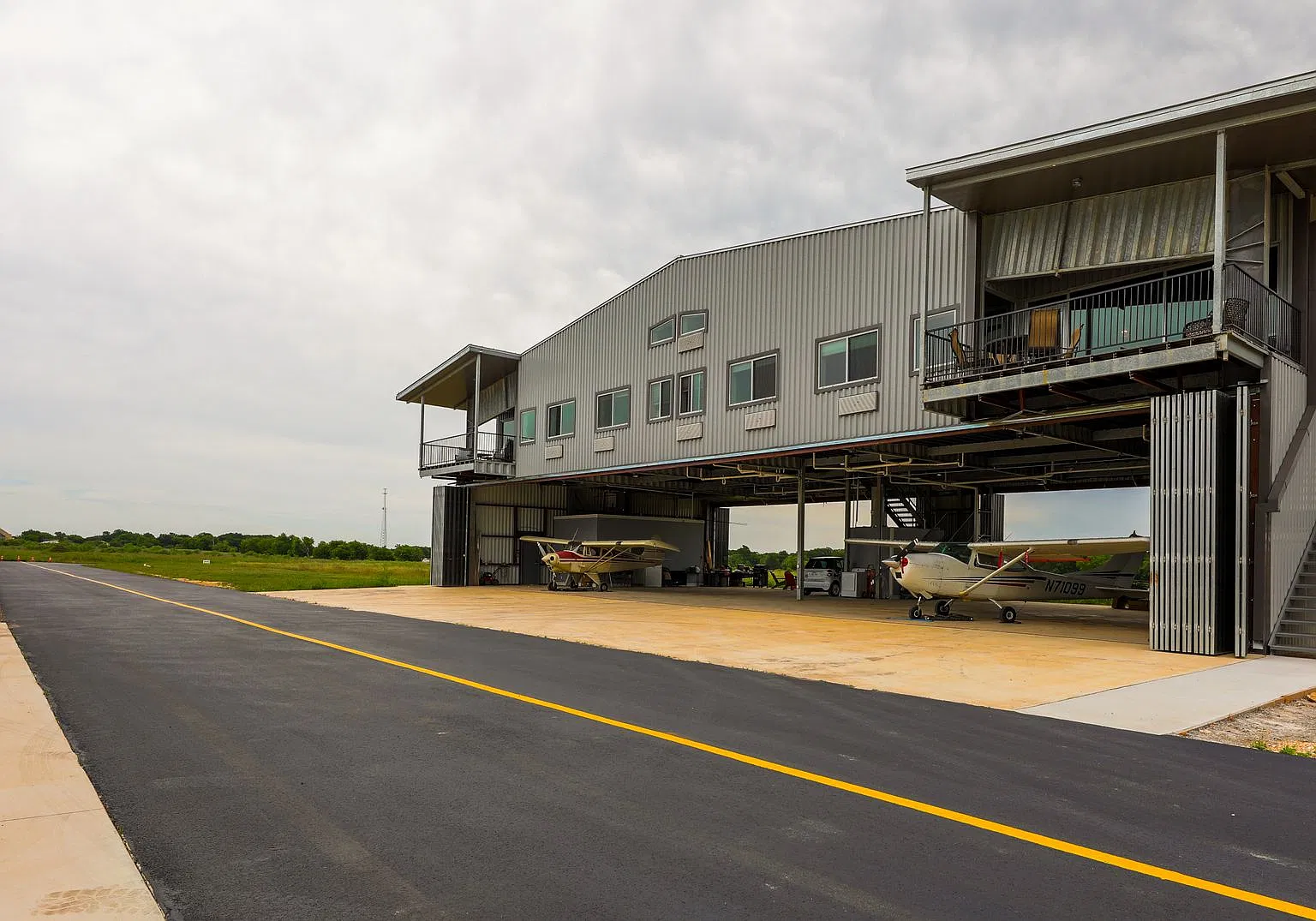 Unique Airfield Living in Salado | 2 Bedrooms, 2 Bathrooms — Photo 2