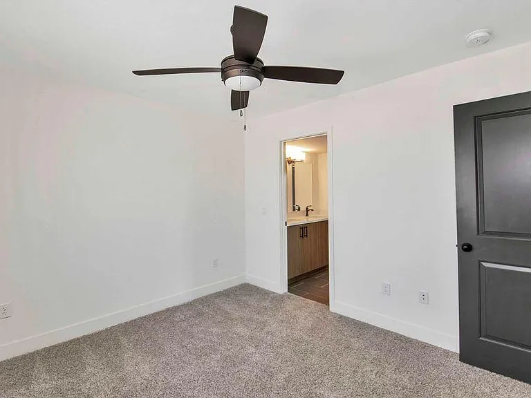 524 W Brown St — Photo 17