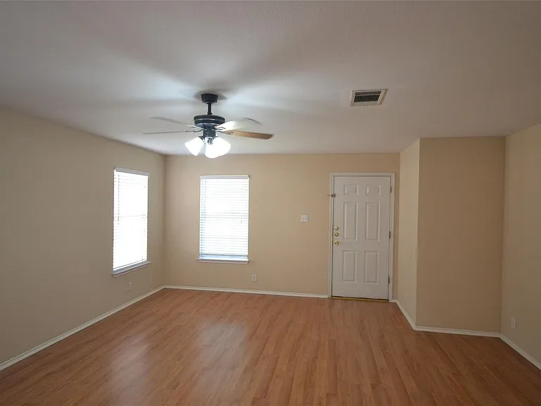 200 Lombard Dr — Photo 5